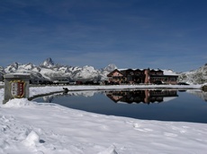 Nufenenpass 17.09.08: See mit Passrestaurant und Berner Alpen